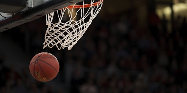 NBA总决赛金州勇士队斯蒂芬·库里投三分球瞬间